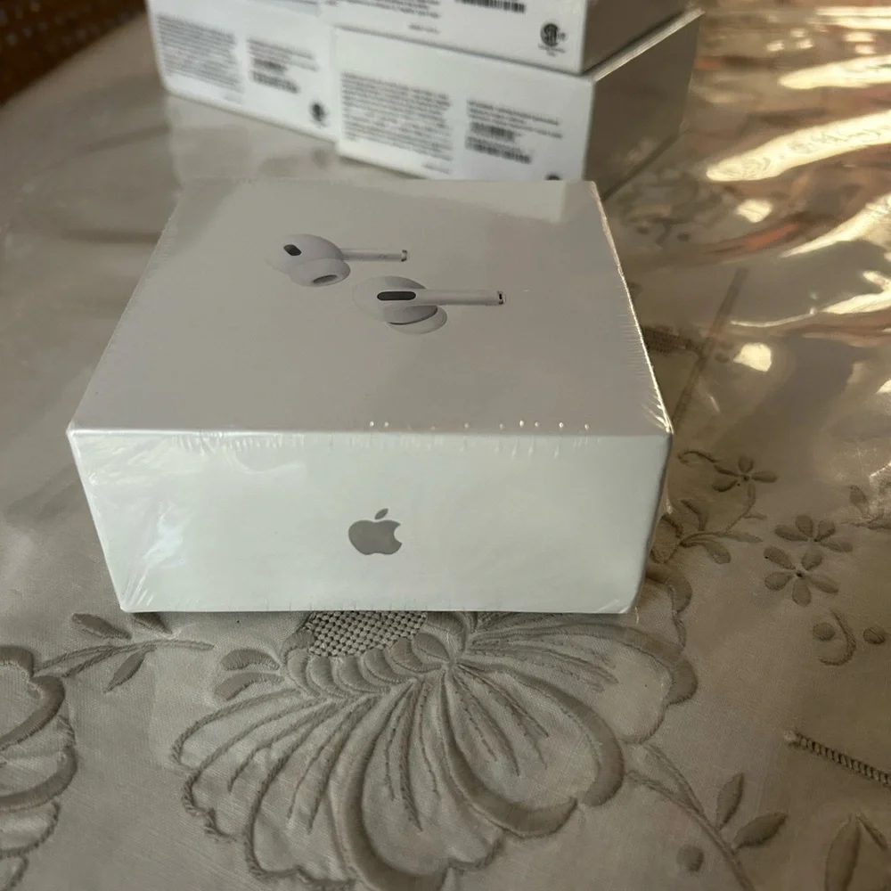 Apple White Wireless Earbuds